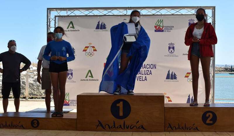 La joven teldense, la primera por la derecha, en el podio de la categoría Sub 15 Femeninio/TA.